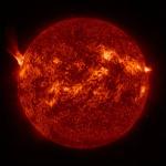 Ултравиолетово изображение на Слънцето, показващо ярки активни области, тъмни петна и изригвания по огненочервената му повърхност.