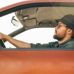 Защо мозъкът ни лъже, че сме по-добри шофьори от повечето хора