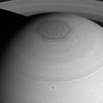 Полярният шестоъгълник на Сатурн е най-мъгливото място в Слънчевата система