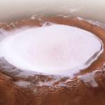 Полетете над марсианския кратер Корольов с това невероятно видео