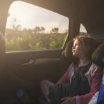 На път с кола в жегата: какво се случва с детето минута по минута