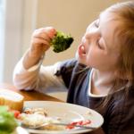 Учени: Яжте броколи с усмивка, ако искате детето да ги хареса 