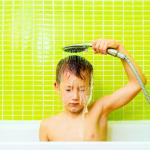 Как да научим детето да се къпе самó: 9 стъпки