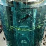 Най-големият аквариум в Берлин се спука и изсипа 1 млн. литра вода и 1500 риби