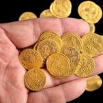 Израелски археолози откриха златни монети от 7-и век, скрити в стена в природен резерват