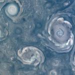 Насладете се на красивите вихри, бушуващи из северния полюс на Юпитер