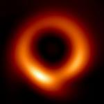 Първата въобще снимка на черна дупка бе подобрена с помощта на изкуствен интелект