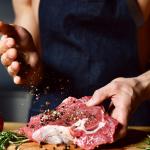 Мъж овкусява сурово месо преди готвене