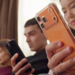 Млади хора използват смартфоните си – самостоятелно избраните цели могат да помогнат за намаляване на времето пред екрана