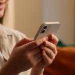Жена използва смартфон – подслушват ли телефоните разговорите ни
