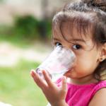 5 трика, които ще научат детето да пие от чаша