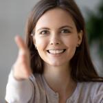 Ефектът на 7-те секунди: как непознатите ни „сканират“ и защо първото впечатление няма нищо общо с дрехите