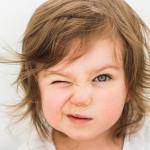 Досадните тикове: детето непрекъснато мига с очи 