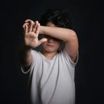 Когато дете удари друго дете, е агресия. Когато възратен удари дете, е дисциплина