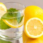 Защо трябва да пиете по една чаша вода с лимон на гладно всеки ден?