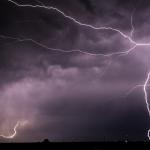 Науката разкрива дали е по-безопасно да си мокър или сух по време на гръмотевична буря