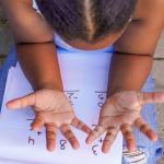 Броенето на пръсти помага на малките деца по-лесно да се научат да смятат