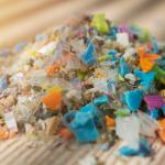 Микропластмаса във всяка напитка: Ново проучване разкрива тревожни нива в чай, кафе, вода и безалкохолни