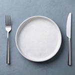 Виц: Келнер, тази чиния е влажна! 