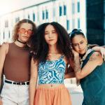 Защо модата от 90-те продължава да определя съвременния streetwear стил?
