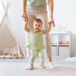 Детето опитва да ходи