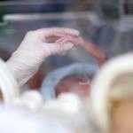 Историята на едно семейство, в което се ражда недоносено бебе