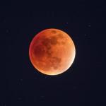 Тази вечер ни очаква „ягодова“ Луна и частично лунно затъмнение!