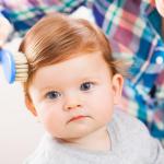 Защо пада косата на бебето