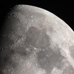 Земното притегляне „масажира” Луната