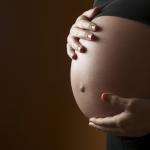Момиче забременява след намушкване в корема след орален секс