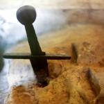 Италианският меч в камъка не е фалшификат, сочи химически анализ