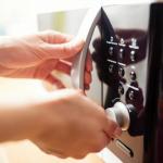 Какво не трябва да слагаме в микровълновата и защо (видео)