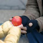 Човек, борещ се с рак, се обажда на спешна помощ с молба за храна. Реакцията им е трогателна 