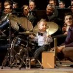 3-годишно дете-чудо свири със симфоничен оркестър