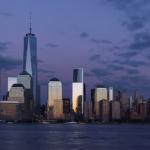 Денят преминава в нощ над Ню Йорк в това красиво таймлапс видео
