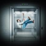 Може ли скок да ви спаси в падащ асансьор?