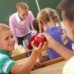 Учителка използва ябълки, за да разкрие ужасната истина за училищния тормоз