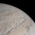 Невероятна снимка показва как Йо се издига над гигантския Юпитер
