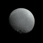 Диона, спътникът на Сатурн, е покрит със странни резки