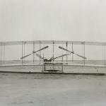 17 декември 1903 г. Извършен е първият контролиран полет с моторен летателен апарат, който е по-тежък от въздуха