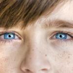 Импланти на ирис променят завинаги цвета на очите