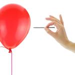 Ето как балон се допира до десетки пирони, без да се пукне