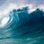 Видео: Огромните вълни за сърф в Назаре, Португалия