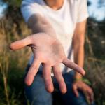 Какво подтиква хората към алтруизъм