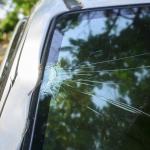 Ето как да спрете разрастването на пукнатините по стъклото на колата си