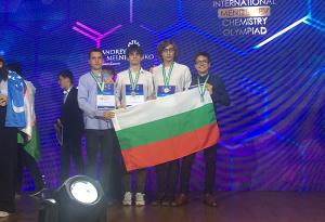 За първи път всички ученици от българския отбор в Менделеевската олимпиада по химия са със сребърни медали