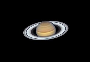 Вълните в пръстените на Сатурн разкриват гигантско и „бухнало“ ядро, скрито под повърхността