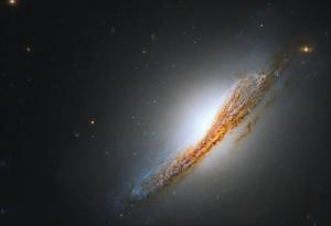 Телескопът "Хъбъл" разкри рядка галактика със светещо сърце