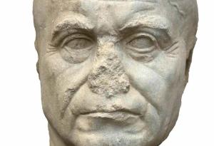 Археолози откриха забележителна мраморна глава в древния град Тапосирис Магна в Египет