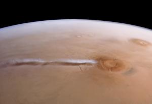 Разгадаха мистерията на самотния дълъг марсиански облак